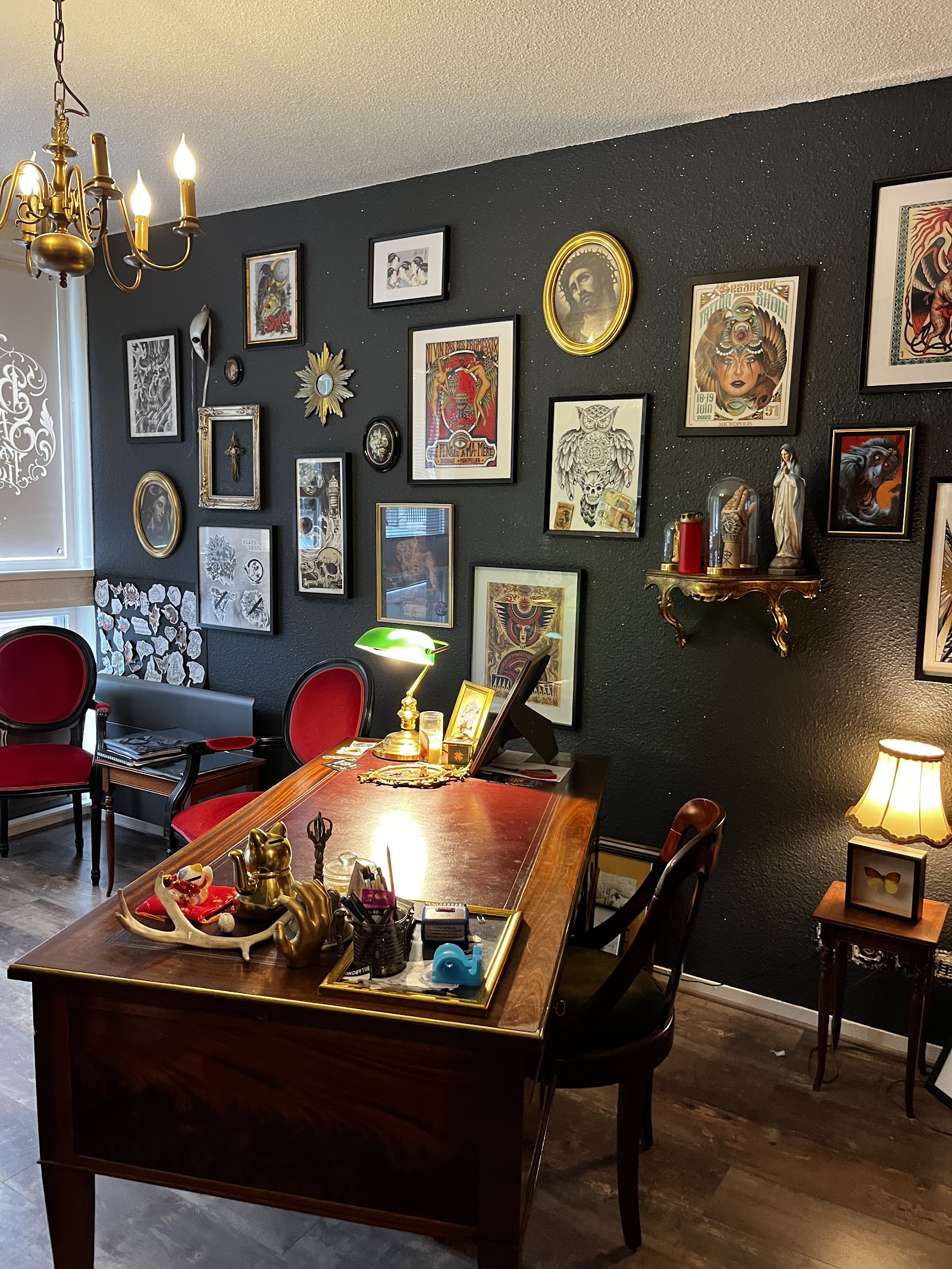Julie, artiste tatoueuse chez BLACKSACRED