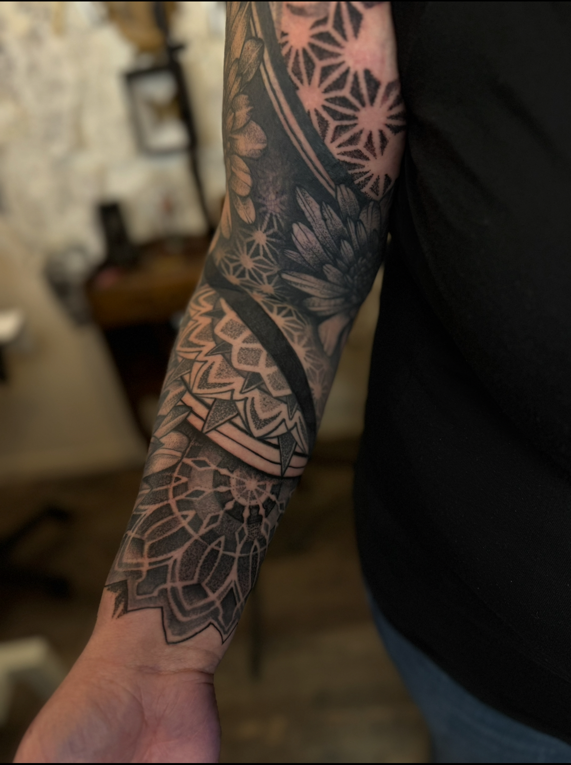 Tatouage blackwork g&eacute;om&eacute;trique d&eacute;taill&eacute; par ATAKX