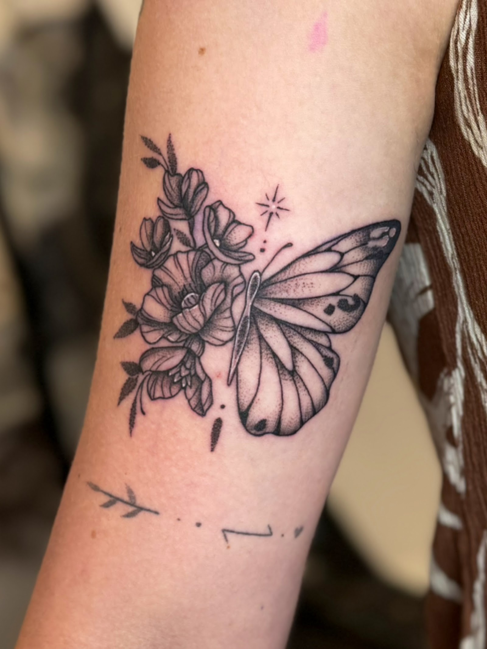 Tatouage floral d&eacute;licat par Julie